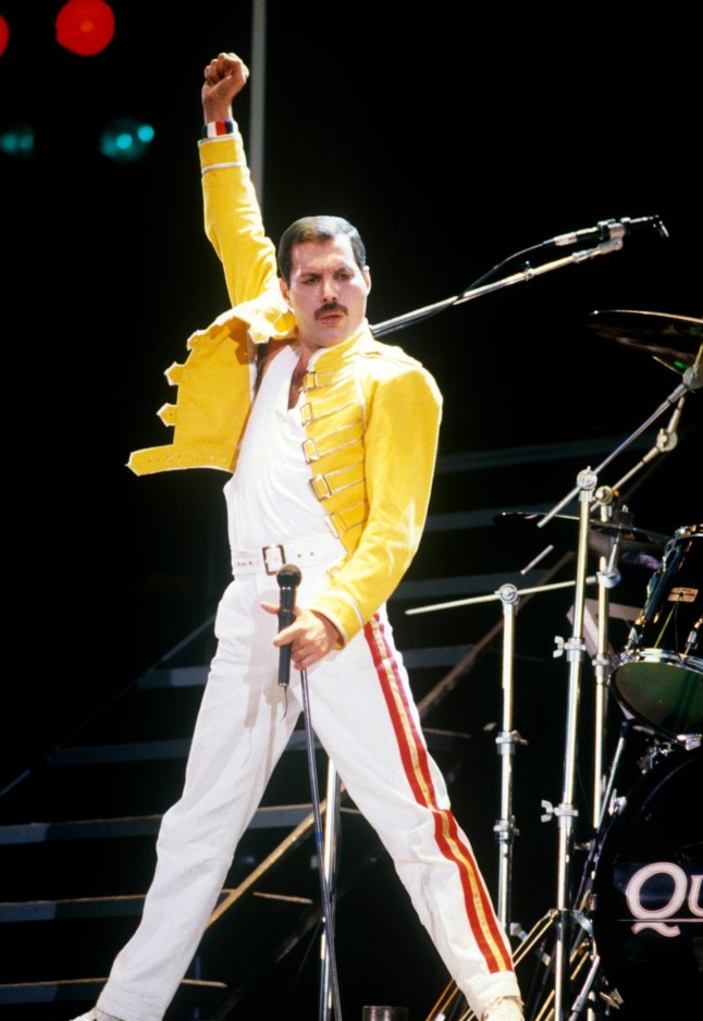 LONDON, UNITED KINGDOM - JULY 13: Freddie Mercury of the band Queen at Live Aid on July 13, 1985 in London, United Kingdom. (Photo by FG/Bauer-Griffin/Getty Images) 170612F1