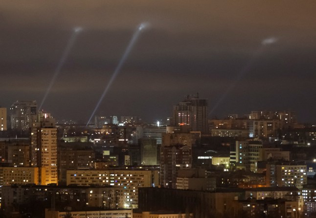 Ukrainian service personnel use searchlights as they search for drones in the sky over the city during a Russian drone strike, amid Russia's attack on Ukraine, in Kyiv, Ukraine March 18, 2025. REUTERS/Gleb Garanich