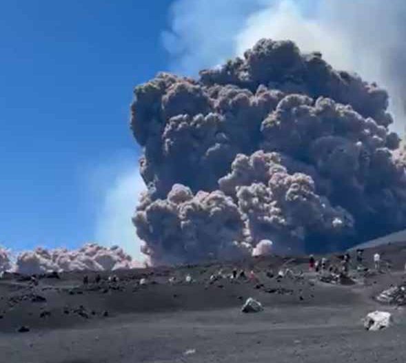 Aurelien Pouzin @aurelienpouzin #Etna ?ruption en live