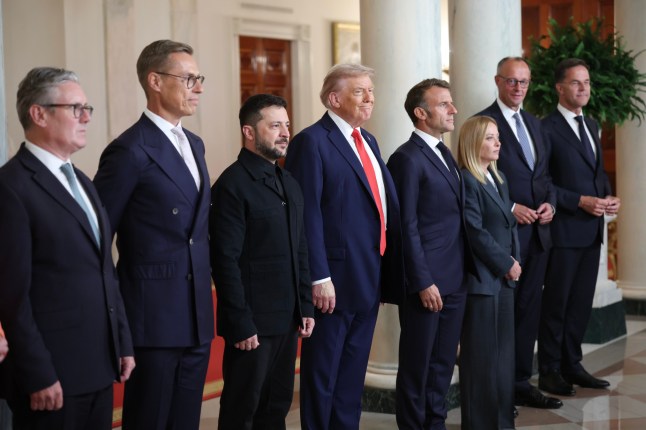 WASHINGTON, DC - AUGUST 18: U.S. President Donald Trump and Ukrainian President Volodymyr Zelensky pose for a picture with European leaders following a meeting in the Oval Office at the White House on August 18, 2025 in Washington, DC. From Left to right are British Prime Minister Keir Starmer, Finnish President Alexander Stubb, Ukrainian President Volodymyr Zelensky, U.S. President Donald Trump, French President Emmanuel Macron, Italian Prime Minister Giorgia Meloni, German Chancellor Friedrich Merz, and NATO Secretary-General Mark Rutte. President Trump hosted President Zelensky at the White House for a bilateral meeting and later an expanded meeting with European leaders to discuss a peace deal between Russia and Ukraine. (Photo by Win McNamee/Getty Images)