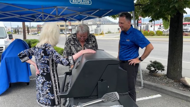 A couple from B.C.'s Okanagan has been grilling up some well done Canadian kindness for the last few months. When barbecue season began to heat up this spring, a couple living in Summerland ? a municipality located on the west side of Okanagan Lake ? began to get calls from grillers with burning questions about their Napoleon grills. Even though they had no "steak" in the Canadian barbecue company, Jim Klassen and Mirjana Komljenovic did their best to help every single customer ? even when the callers were a bit hot headed.