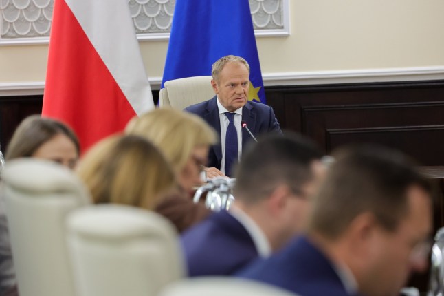 epa12366536 Prime Minister Donald Tusk speaks during an extraordinary government meeting at the Chancellery of the Prime Minister in Warsaw, Poland, 10 September 2025, held in connection with the nighttime violation of Polish airspace by Russian drones. EPA/Szymon Pulcyn POLAND OUT