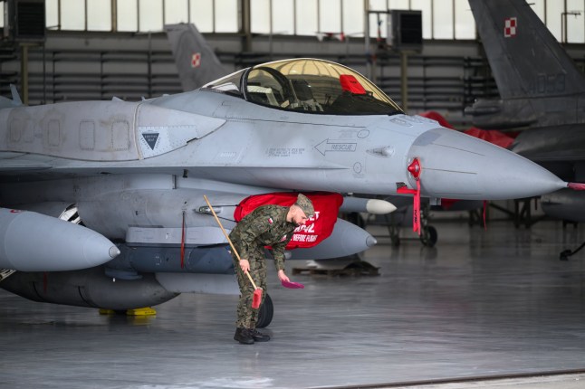 epaselect epa12369029 A Polish Air Force F-16 fighter jet is stationed at the 31st Tactical Air Base during a visit by Polish President Karol Naworcki (not pictured), Poznan - Krzesiny, Poland, 11 September 2025. The president's urgent visit to the Air base in Krzesiny is related to the violation of airspace by Russian drones. EPA/JAKUB KARCZMARCZYK POLAND OUT