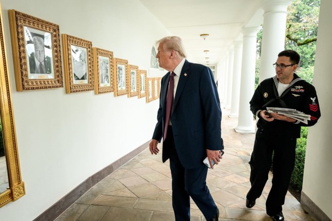 NEW AT THE WHITE HOUSE 15130623 Trump hangs presidential portrait of Joe Biden's auto-pen in ultimate troll of rival https://www.instagram.com/p/DO_lIhnEfFE/?img_index=1