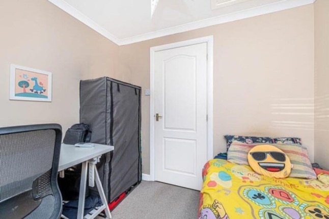 Brodick Gardens, Dunfermline, KY11 - phtoshop fail on home listing