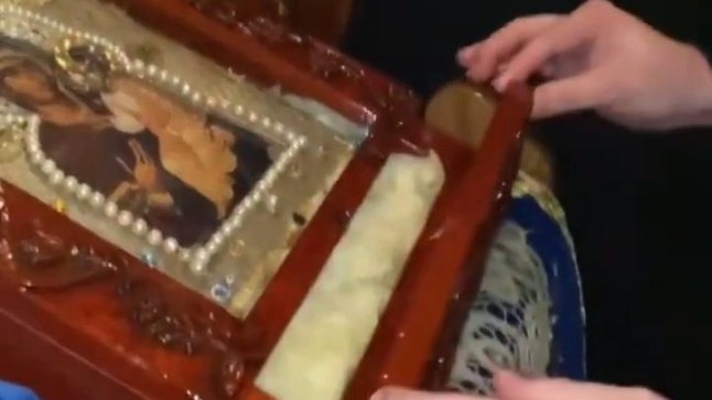 15201619 Mystery of the painting that 'leaks myrrh'... and believers claim it miraculously heals the sick https://x.com/RealBenLuigi/status/1978647155951771892