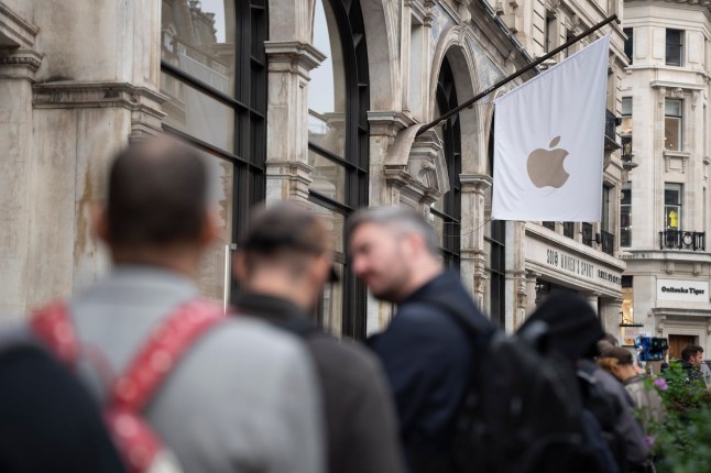 LONDON, ENGLAND - SEPTEMBER 19: People queue ahead of Apple's new iPhone launch outside the Apple Store, Regent Street as the new Apple iPhone goes on sale on September 19, 2025 in London, England. (Photo by Ming Yeung/Getty Images)