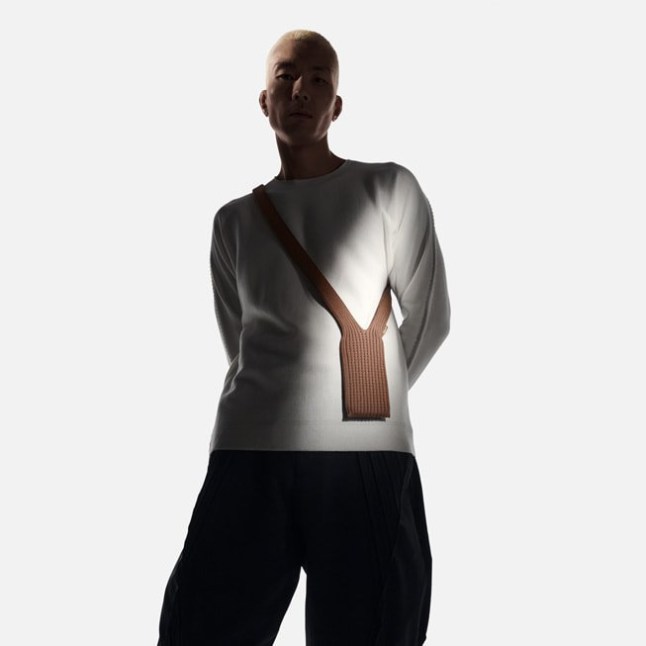 Introducing iPhone Pocket: a beautiful way to wear and carry iPhone Born out of a collaboration between ISSEY MIYAKE and Apple, iPhone Pocket features a singular 3D-knitted construction designed to fit any iPhone