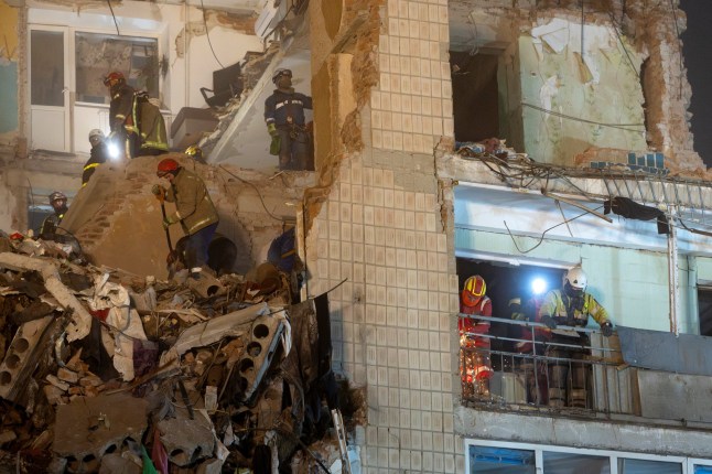 Rescuers clear debris at the site of an apartment building that was hit yesterday by a Russian missile, amid Russia's attack on Ukraine, in Ternopil, Ukraine November 20, 2025. REUTERS/Thomas Peter