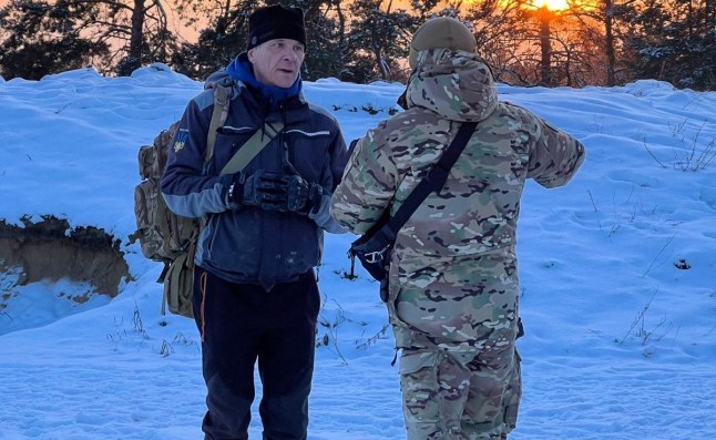 Paul Tovey with a Ukrainian soldier
