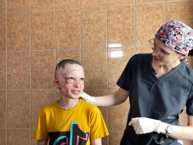 ukraine.ua 115w Roman Oleksiv, 8, undergoes rehabilitation after suffering 45% burns to his body in a Russian missile strike. The boy has to wear a special compression mask to minimise scarring and needs further scar treatment. On July 14, 2022, Russia hit the centre of Vinnytsia. The attack killed 28 people, including Roman?s mother, and injured more than 200. We thank Ukrainian and German doctors for saving the boy's life! Photos: First Lviv Medical Association